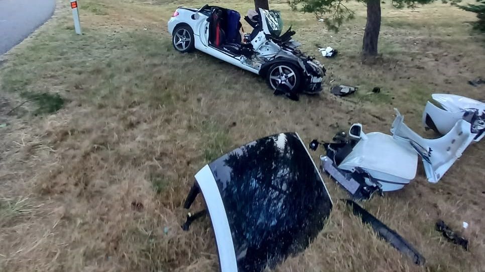 Řidič mercedesu zdemoloval auto na nájezdu na D1. V nemocnici zemřel